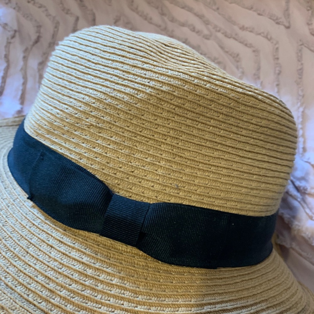 Aritzia hat - Picture 2 of 5